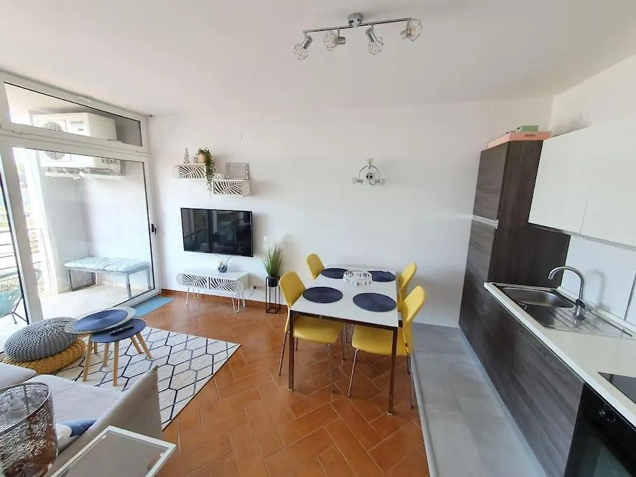 Lovely 3-Badroom Apartment With Panoramic See View 메덜린 0*,